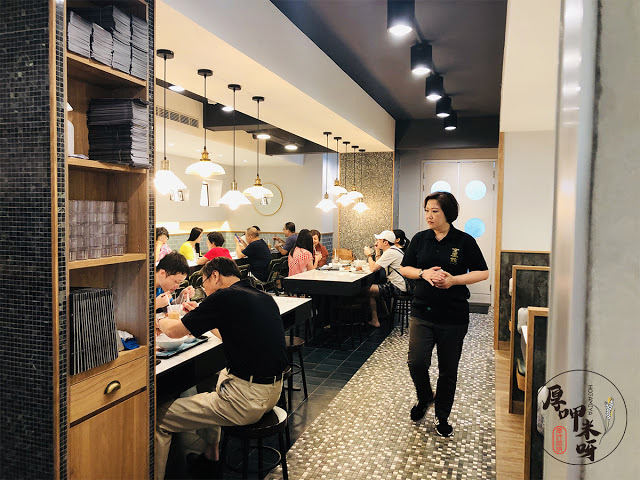 【厚呷米呀│台北國父紀念館】金鳳錦燒鵝 (JIN FENG JIN) 採用鵝界拿破崙招牌燒鵝五星上桌/脆皮燒腩肥瘦黃金比例入口旋轉跳躍閉著眼/必點茶飲師撞茶四次以上港式奶茶/推薦點套餐一次滿足享受