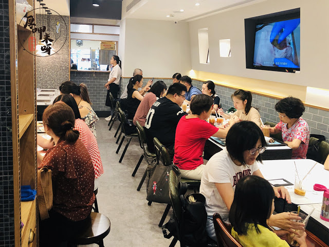 【厚呷米呀│台北國父紀念館】金鳳錦燒鵝 (JIN FENG JIN) 採用鵝界拿破崙招牌燒鵝五星上桌/脆皮燒腩肥瘦黃金比例入口旋轉跳躍閉著眼/必點茶飲師撞茶四次以上港式奶茶/推薦點套餐一次滿足享受