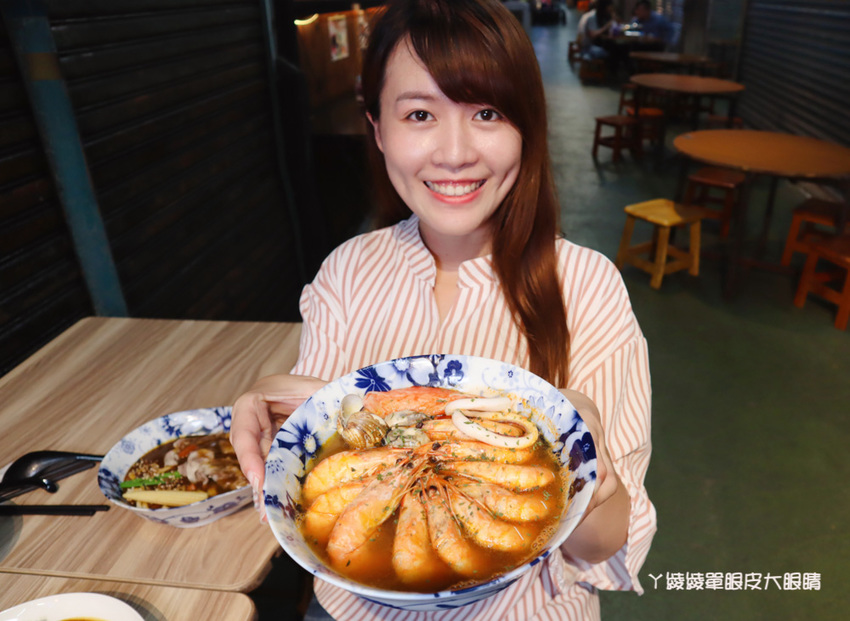 新竹東門市場美食推薦喜然海鮮泡飯!你吃過粉紅色浮誇龍蝦海鮮泡飯嗎?每日現炒日式咖哩