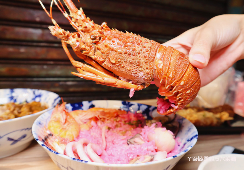 新竹東門市場美食推薦喜然海鮮泡飯！你吃過粉紅色浮誇龍蝦海鮮泡飯嗎？每日現炒日式咖哩