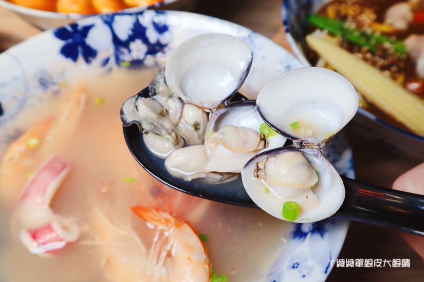 新竹東門市場美食推薦喜然海鮮泡飯!你吃過粉紅色浮誇龍蝦海鮮泡飯嗎?每日現炒日式咖哩