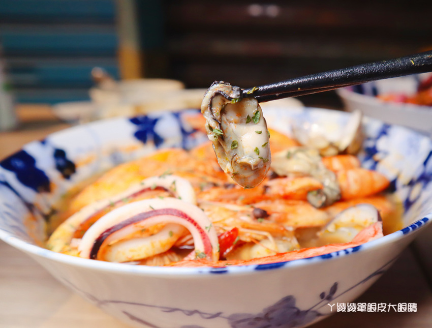 新竹東門市場美食推薦喜然海鮮泡飯!你吃過粉紅色浮誇龍蝦海鮮泡飯嗎?每日現炒日式咖哩