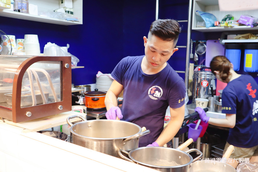 新竹東門市場美食推薦喜然海鮮泡飯!你吃過粉紅色浮誇龍蝦海鮮泡飯嗎?每日現炒日式咖哩