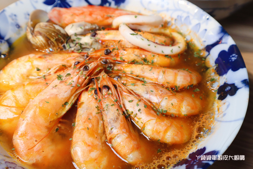 新竹東門市場美食推薦喜然海鮮泡飯!你吃過粉紅色浮誇龍蝦海鮮泡飯嗎?每日現炒日式咖哩