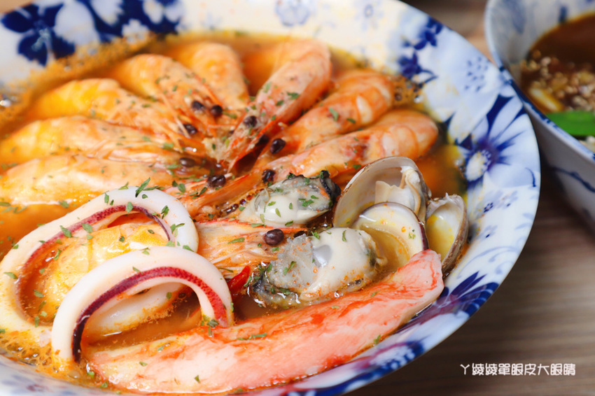 新竹東門市場美食推薦喜然海鮮泡飯！你吃過粉紅色浮誇龍蝦海鮮泡飯嗎？每日現炒日式咖哩
