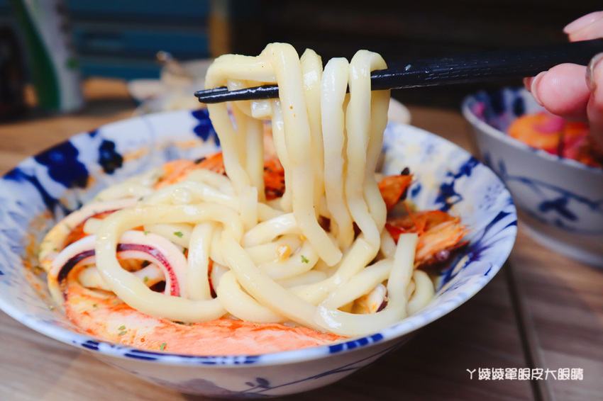 新竹東門市場美食推薦喜然海鮮泡飯!你吃過粉紅色浮誇龍蝦海鮮泡飯嗎?每日現炒日式咖哩