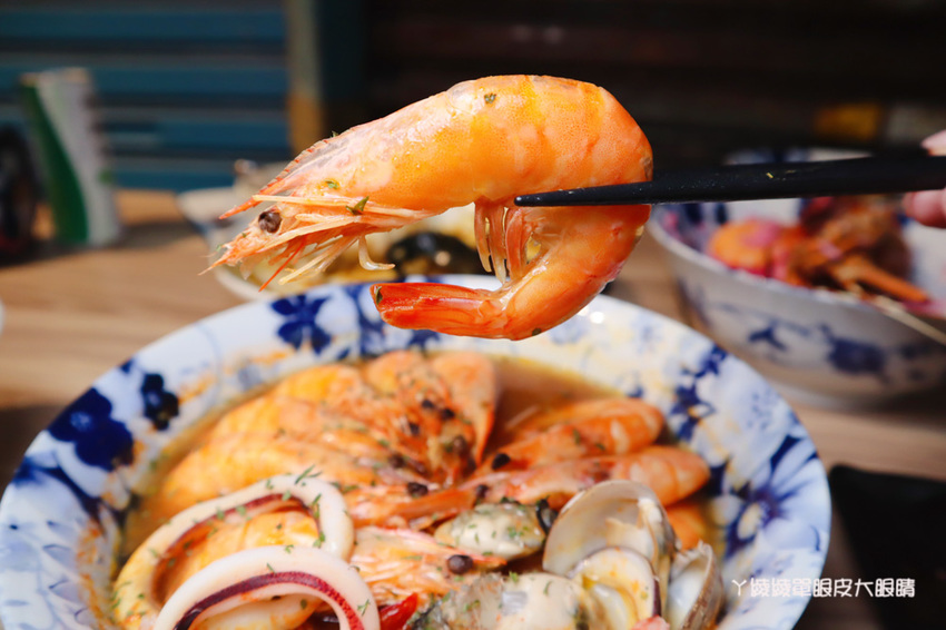 新竹東門市場美食推薦喜然海鮮泡飯！你吃過粉紅色浮誇龍蝦海鮮泡飯嗎？每日現炒日式咖哩