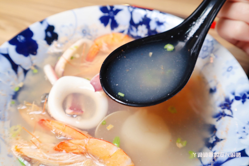 新竹東門市場美食推薦喜然海鮮泡飯!你吃過粉紅色浮誇龍蝦海鮮泡飯嗎?每日現炒日式咖哩