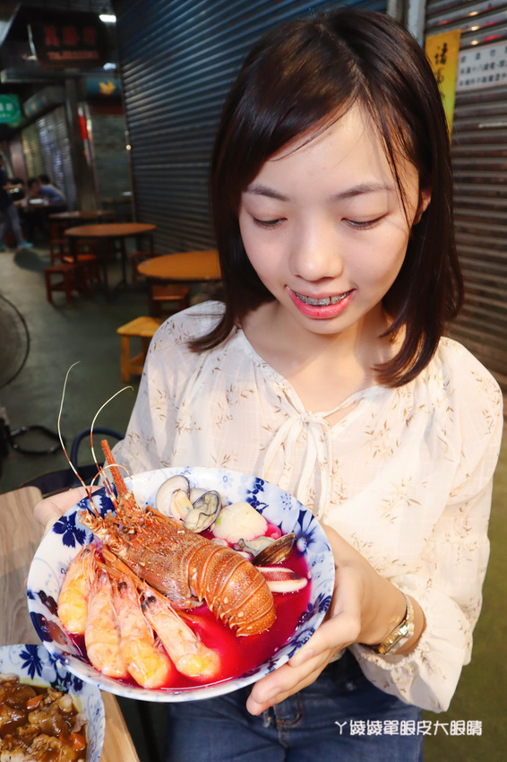 新竹東門市場美食推薦喜然海鮮泡飯!你吃過粉紅色浮誇龍蝦海鮮泡飯嗎?每日現炒日式咖哩