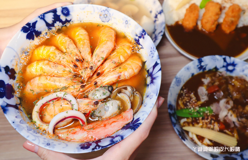 新竹東門市場美食推薦喜然海鮮泡飯！你吃過粉紅色浮誇龍蝦海鮮泡飯嗎？每日現炒日式咖哩