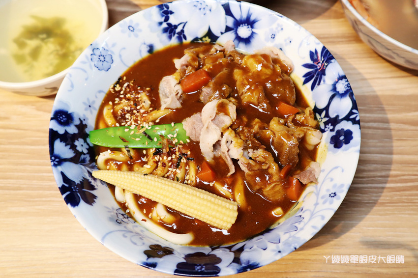 新竹東門市場美食推薦喜然海鮮泡飯!你吃過粉紅色浮誇龍蝦海鮮泡飯嗎?每日現炒日式咖哩