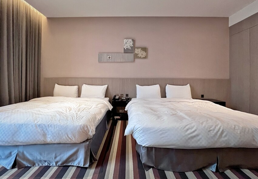 苗栗旅遊住宿/頭份尚順君樂飯店，經典雙床客房，在尚順享受吃喝玩樂的快感