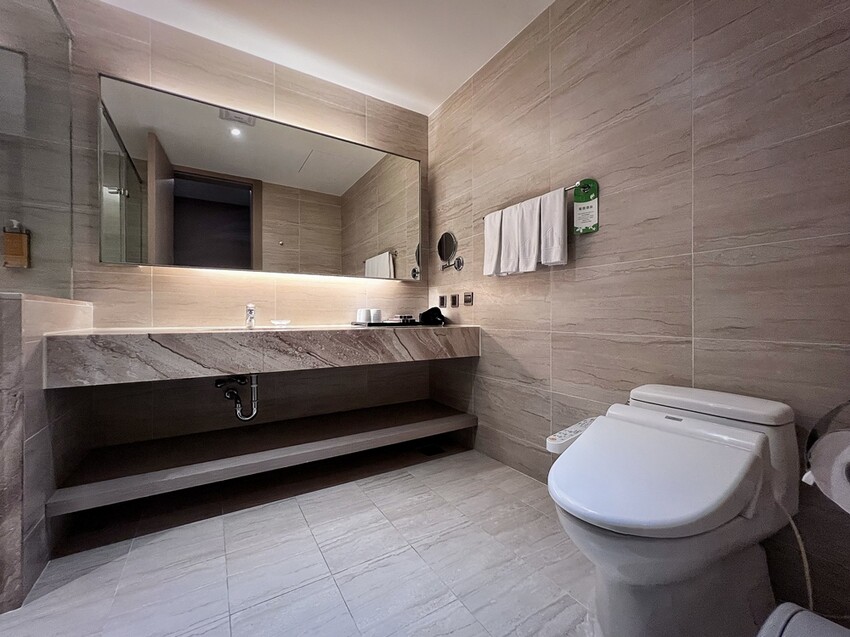 苗栗旅遊住宿/頭份尚順君樂飯店，經典雙床客房，在尚順享受吃喝玩樂的快感