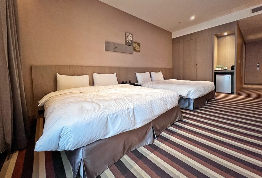 苗栗旅遊住宿/頭份尚順君樂飯店，經典雙床客房，在尚順享受吃喝玩樂的快感