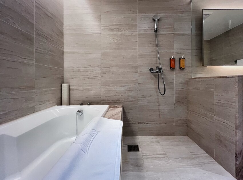 苗栗旅遊住宿/頭份尚順君樂飯店，經典雙床客房，在尚順享受吃喝玩樂的快感