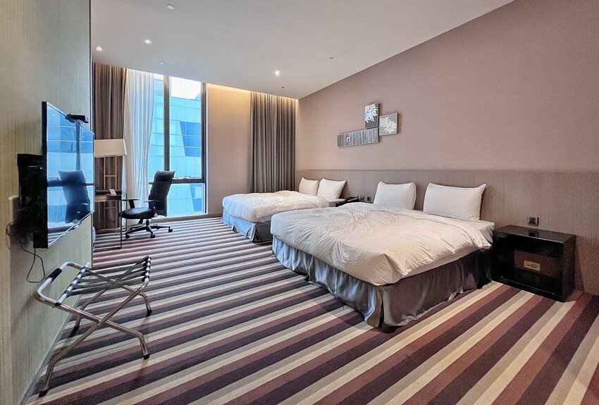 苗栗旅遊住宿/頭份尚順君樂飯店，經典雙床客房，在尚順享受吃喝玩樂的快感