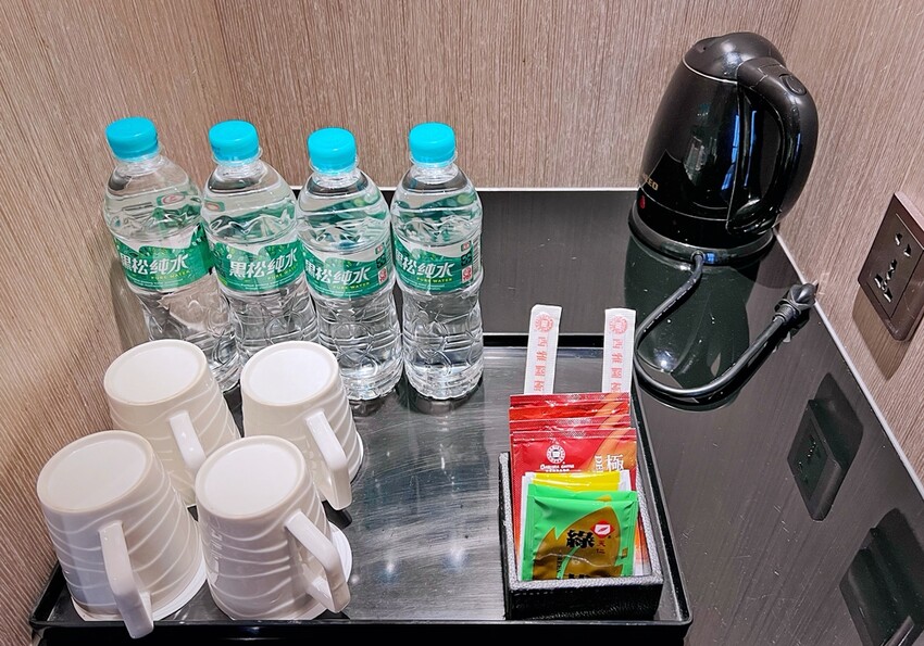 苗栗旅遊住宿/頭份尚順君樂飯店，經典雙床客房，在尚順享受吃喝玩樂的快感