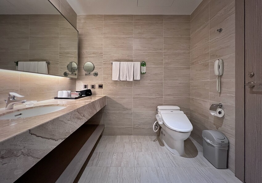 苗栗旅遊住宿/頭份尚順君樂飯店，經典雙床客房，在尚順享受吃喝玩樂的快感