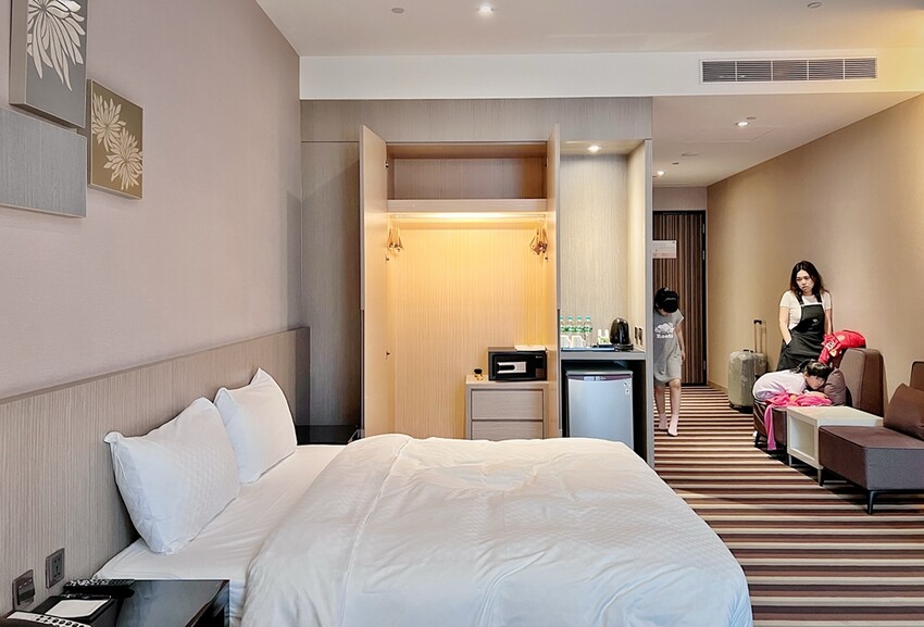 苗栗旅遊住宿/頭份尚順君樂飯店，經典雙床客房，在尚順享受吃喝玩樂的快感