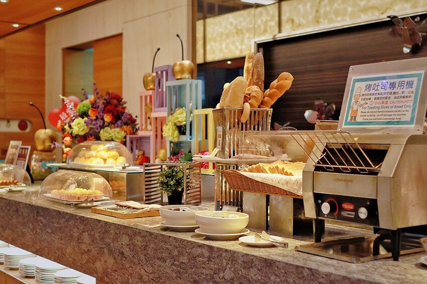 苗栗旅遊住宿/頭份尚順君樂飯店，經典雙床客房，在尚順享受吃喝玩樂的快感