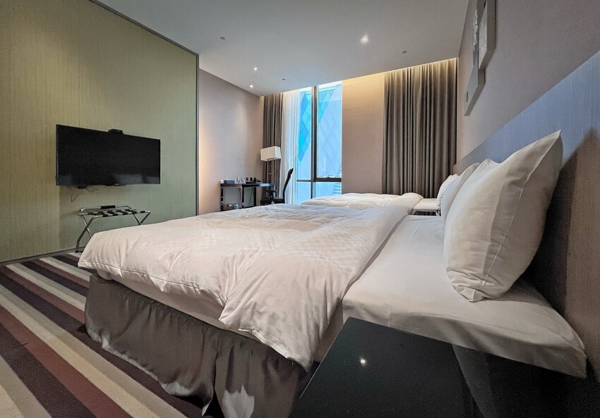 苗栗旅遊住宿/頭份尚順君樂飯店，經典雙床客房，在尚順享受吃喝玩樂的快感