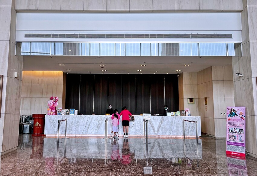 苗栗旅遊住宿/頭份尚順君樂飯店，經典雙床客房，在尚順享受吃喝玩樂的快感