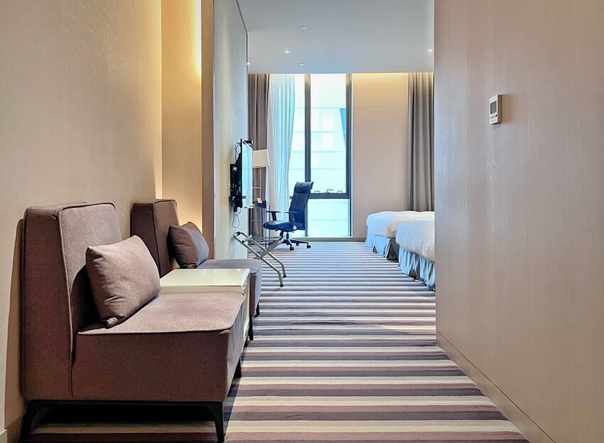 苗栗旅遊住宿/頭份尚順君樂飯店，經典雙床客房，在尚順享受吃喝玩樂的快感