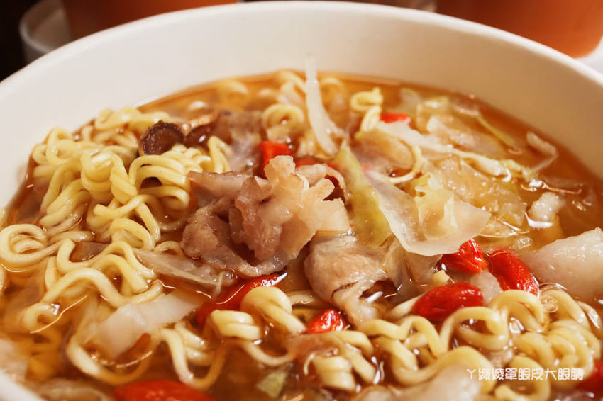 新竹宵夜|呷胖炒泡麵炸物,隱身巷弄平價炒泡麵!冬季新品上市霜降豬麻油湯麵、焦糖棉花糖大亨堡