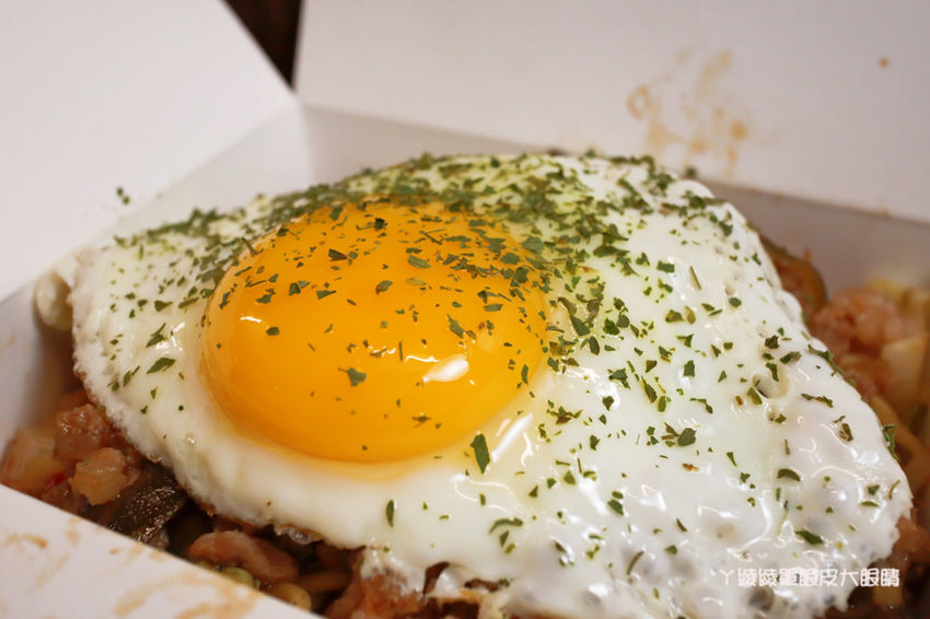 新竹宵夜|呷胖炒泡麵炸物,隱身巷弄平價炒泡麵!冬季新品上市霜降豬麻油湯麵、焦糖棉花糖大亨堡