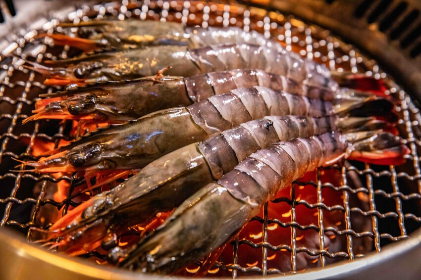 桃園蘆竹燒肉吃到飽！大漠紅頂級和牛海鮮饗宴，松葉蟹干貝、泰國蝦吃到飽。