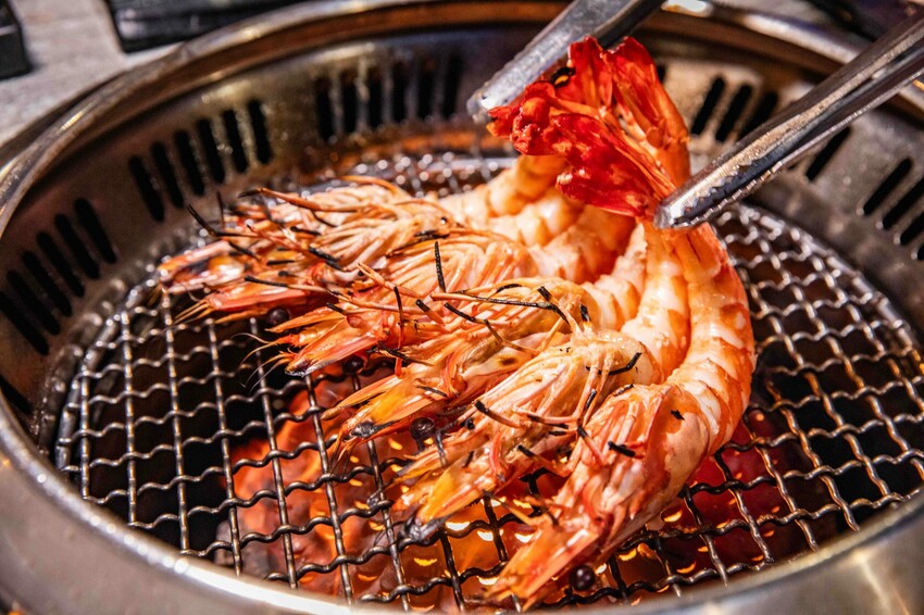 桃園蘆竹燒肉吃到飽！大漠紅頂級和牛海鮮饗宴，松葉蟹干貝、泰國蝦吃到飽。