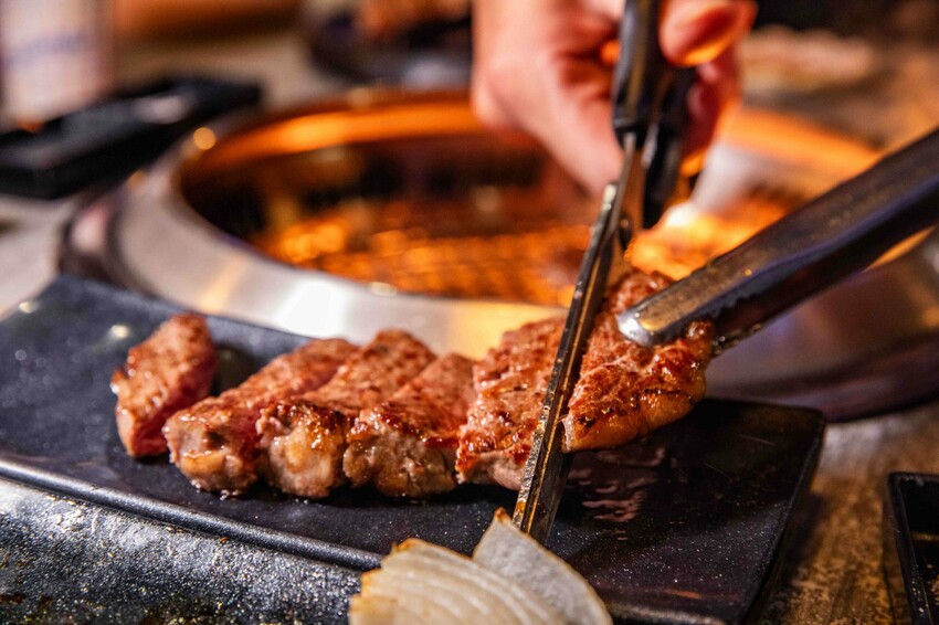 桃園蘆竹燒肉吃到飽！大漠紅頂級和牛海鮮饗宴，松葉蟹干貝、泰國蝦吃到飽。