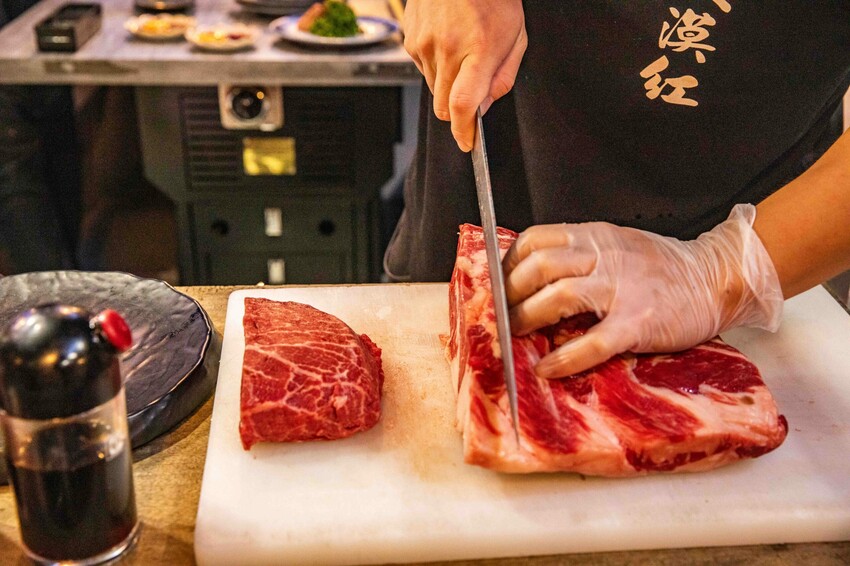 桃園蘆竹燒肉吃到飽！大漠紅頂級和牛海鮮饗宴，松葉蟹干貝、泰國蝦吃到飽。