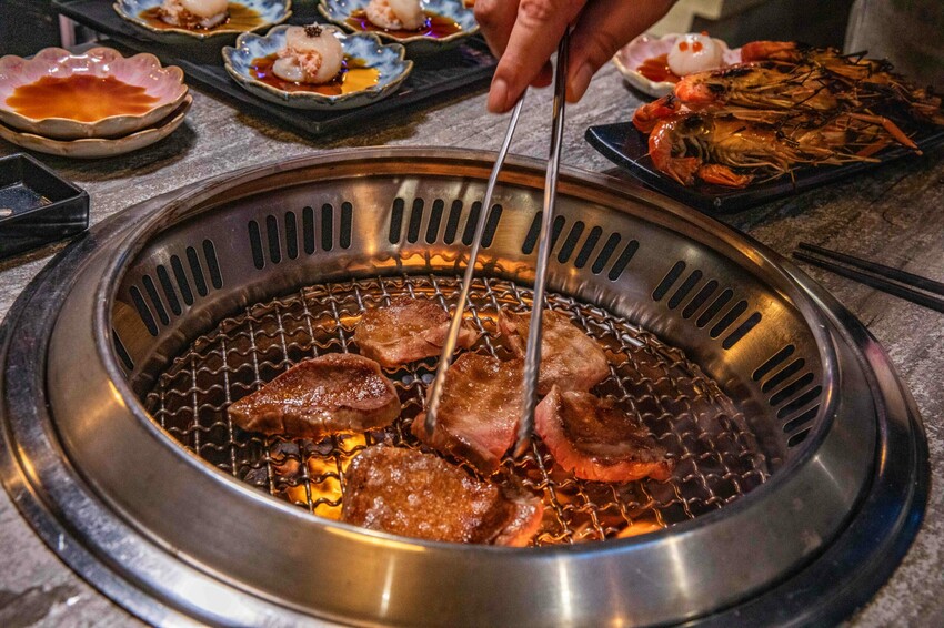 桃園蘆竹燒肉吃到飽！大漠紅頂級和牛海鮮饗宴，松葉蟹干貝、泰國蝦吃到飽。
