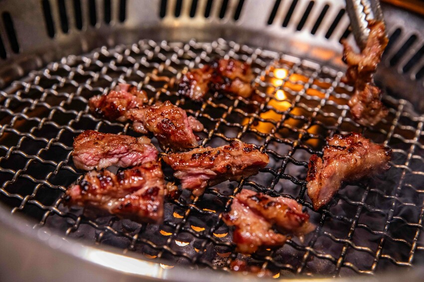 桃園蘆竹燒肉吃到飽！大漠紅頂級和牛海鮮饗宴，松葉蟹干貝、泰國蝦吃到飽。