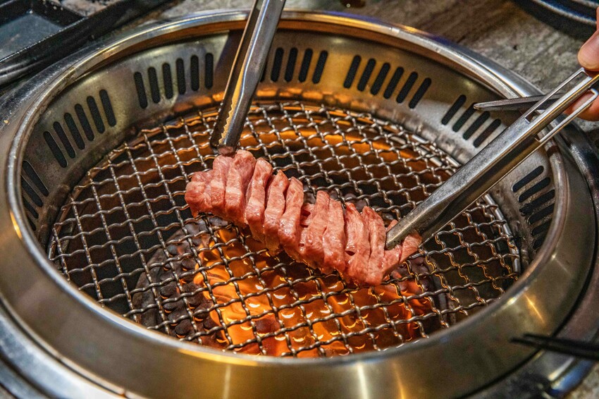 桃園蘆竹燒肉吃到飽！大漠紅頂級和牛海鮮饗宴，松葉蟹干貝、泰國蝦吃到飽。