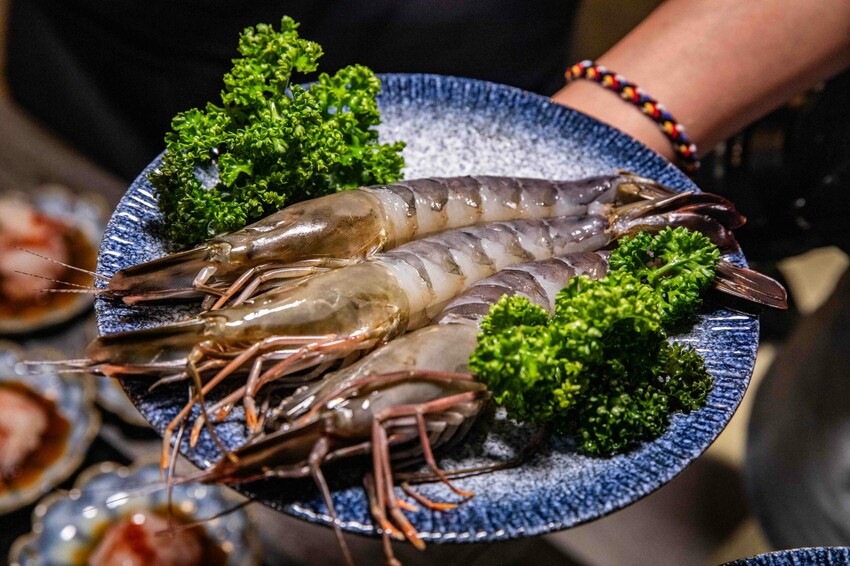 桃園蘆竹燒肉吃到飽！大漠紅頂級和牛海鮮饗宴，松葉蟹干貝、泰國蝦吃到飽。