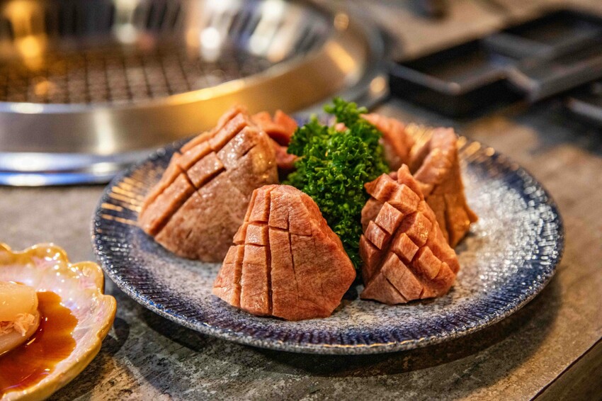 桃園蘆竹燒肉吃到飽！大漠紅頂級和牛海鮮饗宴，松葉蟹干貝、泰國蝦吃到飽。