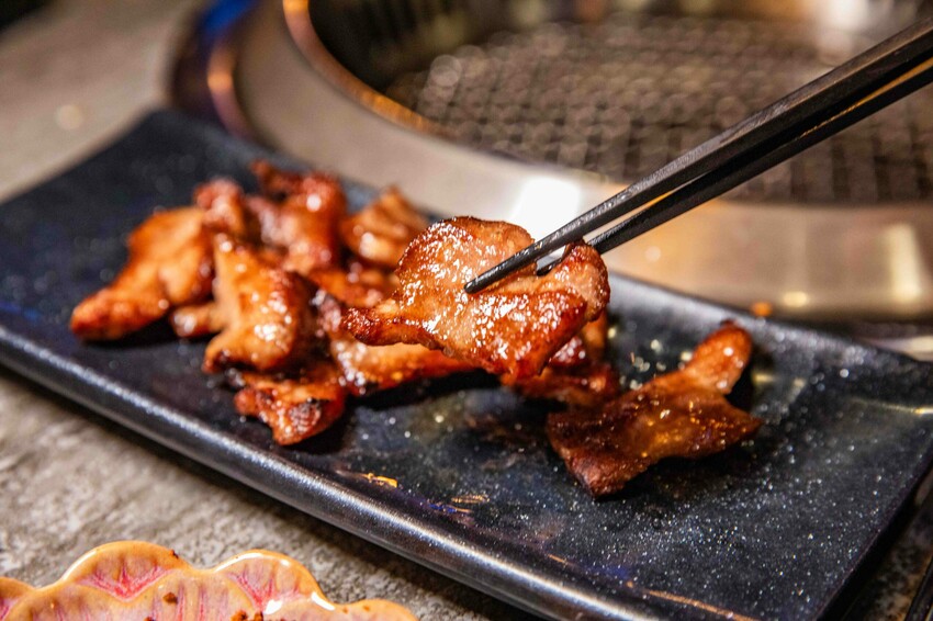 桃園蘆竹燒肉吃到飽！大漠紅頂級和牛海鮮饗宴，松葉蟹干貝、泰國蝦吃到飽。