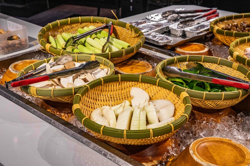 桃園蘆竹燒肉吃到飽！大漠紅頂級和牛海鮮饗宴，松葉蟹干貝、泰國蝦吃到飽。