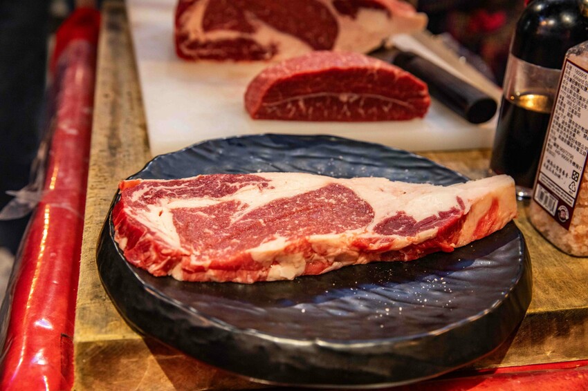 桃園蘆竹燒肉吃到飽！大漠紅頂級和牛海鮮饗宴，松葉蟹干貝、泰國蝦吃到飽。