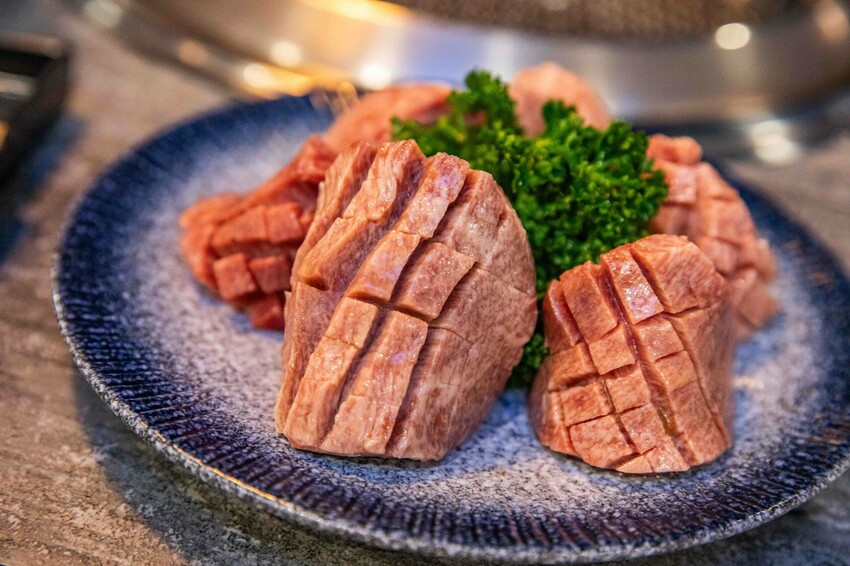 桃園蘆竹燒肉吃到飽！大漠紅頂級和牛海鮮饗宴，松葉蟹干貝、泰國蝦吃到飽。