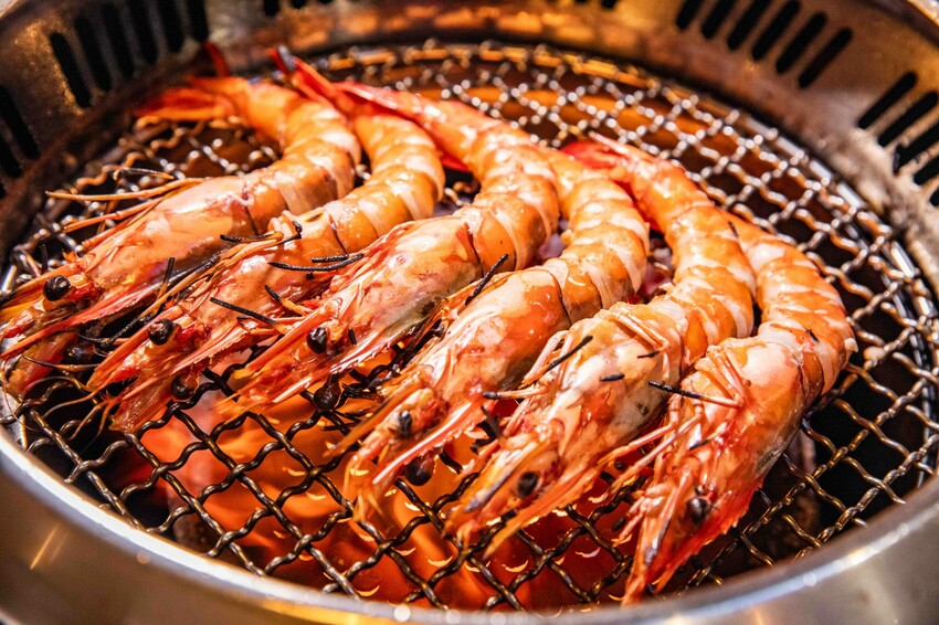 桃園蘆竹燒肉吃到飽！大漠紅頂級和牛海鮮饗宴，松葉蟹干貝、泰國蝦吃到飽。