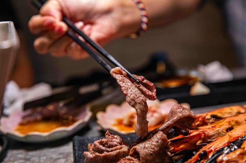 桃園蘆竹燒肉吃到飽！大漠紅頂級和牛海鮮饗宴，松葉蟹干貝、泰國蝦吃到飽。