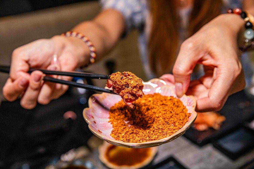 桃園蘆竹燒肉吃到飽！大漠紅頂級和牛海鮮饗宴，松葉蟹干貝、泰國蝦吃到飽。