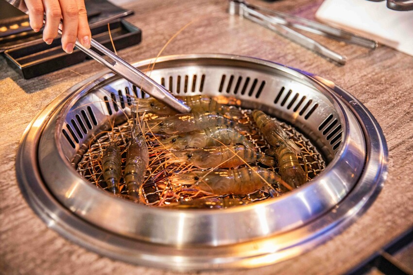 桃園蘆竹燒肉吃到飽！大漠紅頂級和牛海鮮饗宴，松葉蟹干貝、泰國蝦吃到飽。