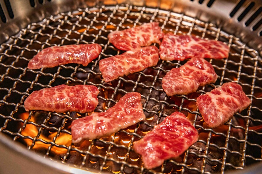 桃園蘆竹燒肉吃到飽！大漠紅頂級和牛海鮮饗宴，松葉蟹干貝、泰國蝦吃到飽。