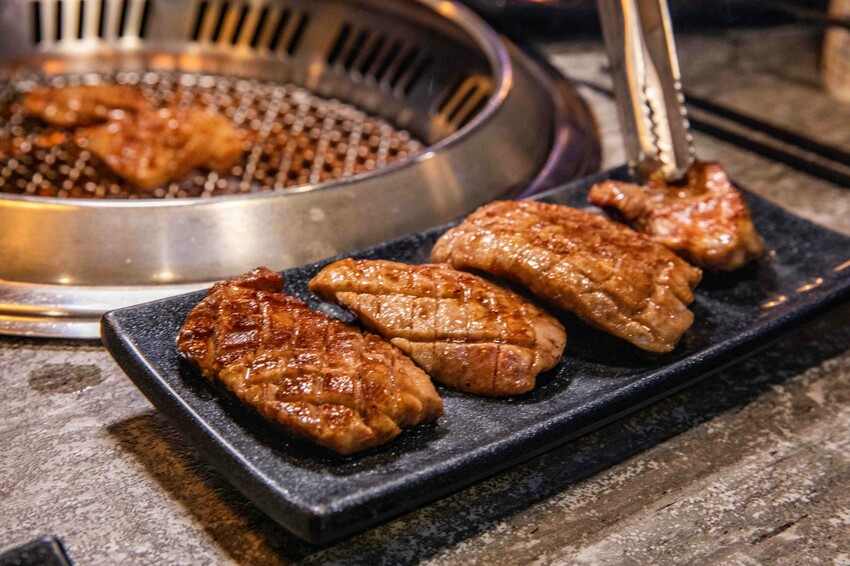 桃園蘆竹燒肉吃到飽！大漠紅頂級和牛海鮮饗宴，松葉蟹干貝、泰國蝦吃到飽。