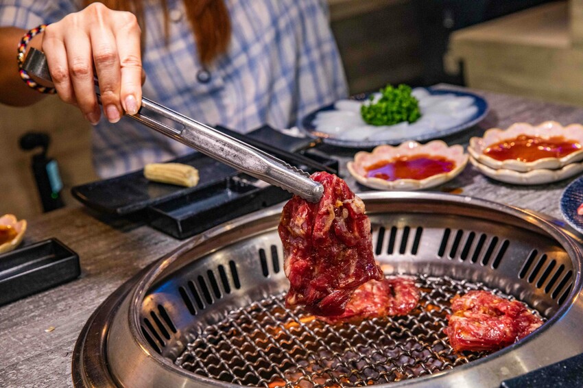 桃園蘆竹燒肉吃到飽！大漠紅頂級和牛海鮮饗宴，松葉蟹干貝、泰國蝦吃到飽。
