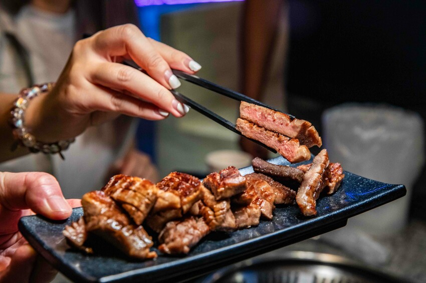 桃園蘆竹燒肉吃到飽！大漠紅頂級和牛海鮮饗宴，松葉蟹干貝、泰國蝦吃到飽。